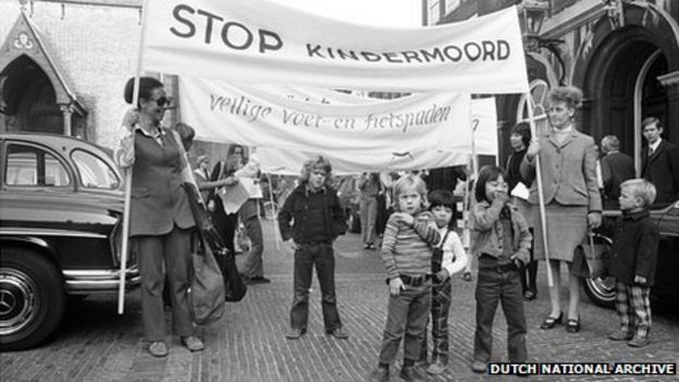 Cuộc biểu tình quy mô lớn mang tên Stop de Kindermoord (Ngăn chặn thủ phạm giết trẻ em) đã góp phần làm giảm số lượng ô tô ở Hà Lan vào những năm 1970. Ảnh: Dutch National Archive