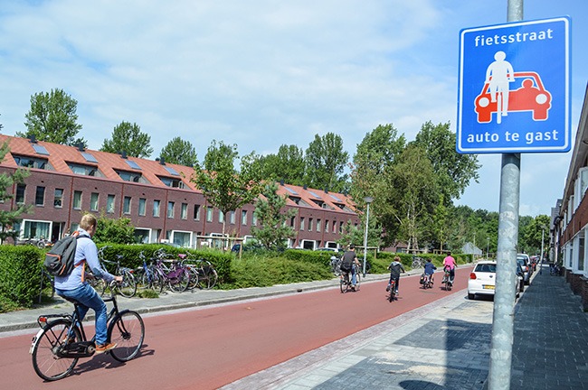 Trên những con đường dùng chung giữa xe đạp và ô tô có tấm biển như thế này thì có nghĩa là, xe đạp được ưu tiên hàng đầu. Ảnh: Modacity