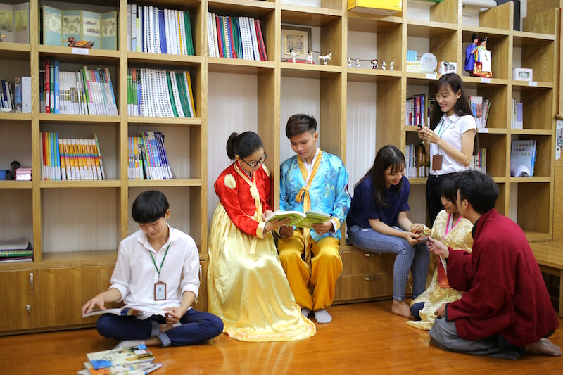 Sinh viên trường ĐH Văn Hiến học nhóm tại phòng Hàn Quốc học. Ảnh: Văn Hiến.
