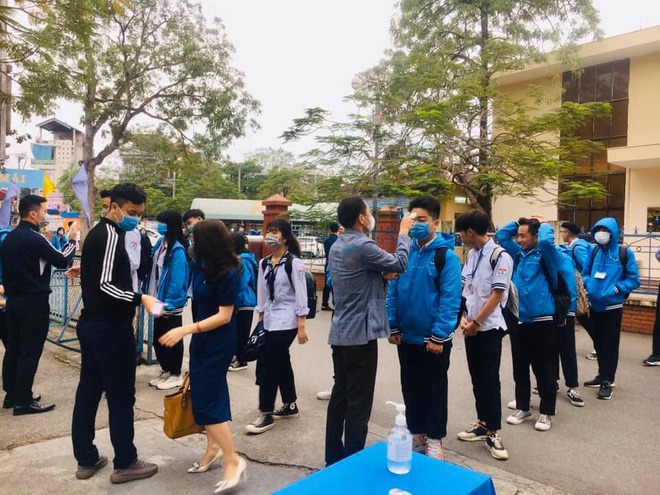 Học sinh trường THPT Hàng Hải, Ngô Quyền, Hải Phòng xếp hàng đo thân nhiệt trước khi vào lớp học. Ảnh: Phạm Anh Phong.