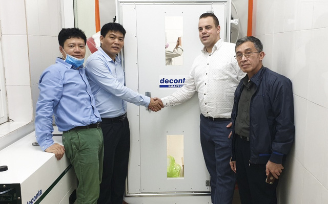 Bác sĩ Nguyễn Ngọc Sơn và ông Rob De Zwart, chuyên gia cao cấp của tập đoàn Y tế Deconta (Đức) tại Bệnh viện Đa khoa tỉnh Quảng Ninh, ngày 9/3.