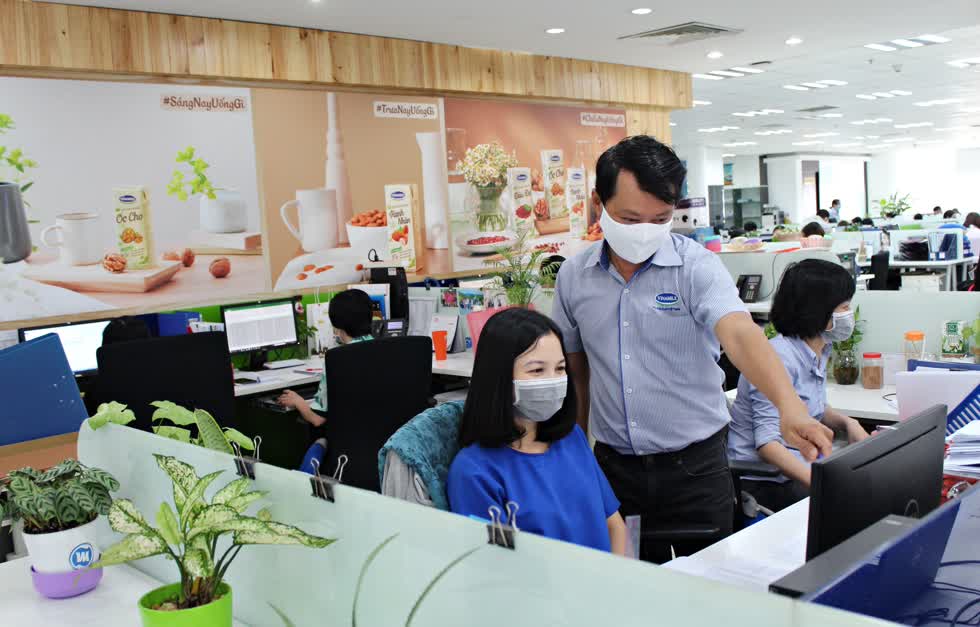 Nhân viên Công ty Vinamilk thực hiện nghiêm túc việc đeo khẩu trang tại nơi làm việc, phòng ngừa dịch bệnh.