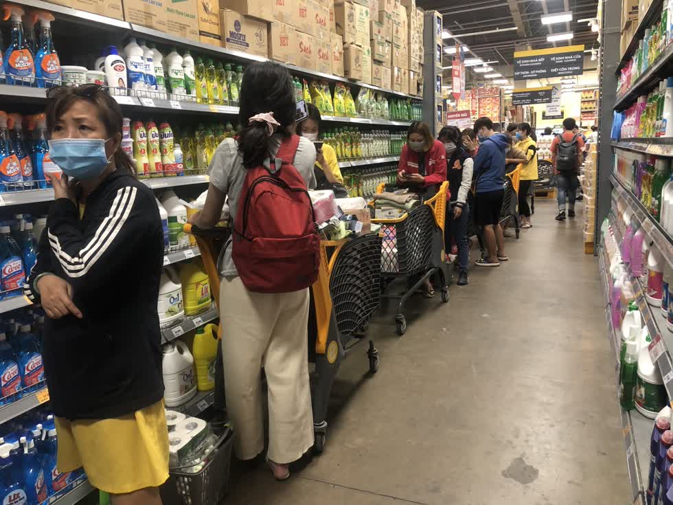 Cảnh người xếp hàng dài chờ tính tiền là tình trạng chung của  các hệ thống siêu thị  trong sáng nay
