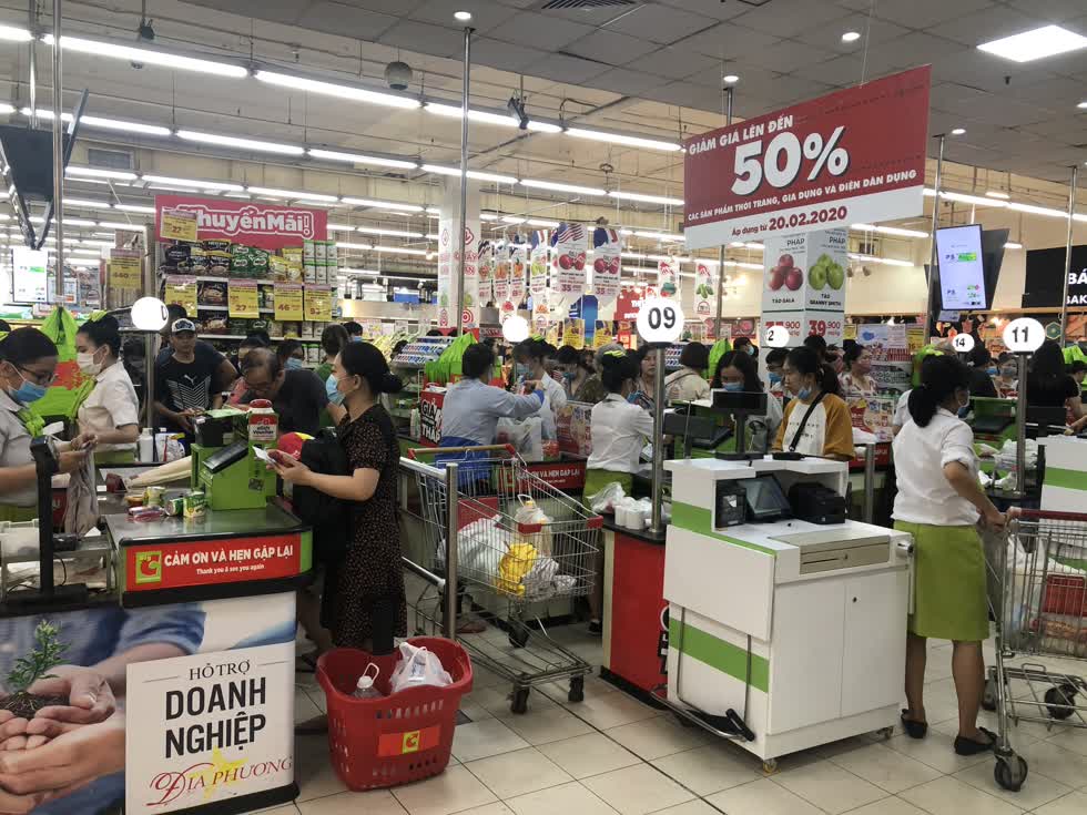 Siêu thị ở TP.HCM đông nghẹt người mua đồ ăn tích trữ.