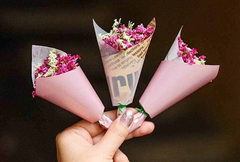 Tùy loại hoa mà bó hoa khô mini có giá bán dao động từ 20.000-50.000 đồng/bó.