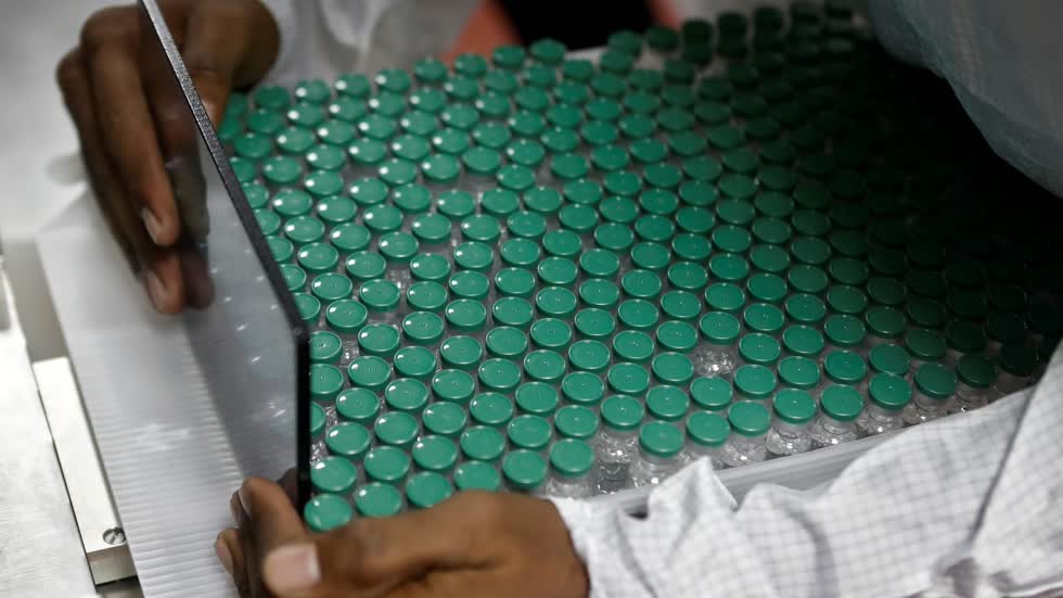   Lọ vaccine COVID-19 AstraZeneca bên trong một phòng thí nghiệm tại Viện Huyết thanh của Ấn Độ (SII). Ảnh: Reuters.  