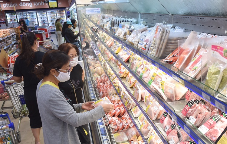 Khách hàng mua thịt lợn bình ổn tại hệ thống siêu thị Saigon Co.op tại TP Hồ Chí Minh.