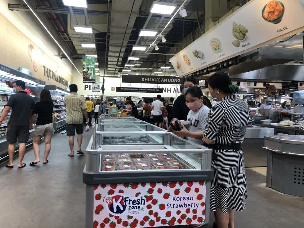 Bất chấp dịch COVID-19, các siêu thị Hàn Quốc vẫn đông khách