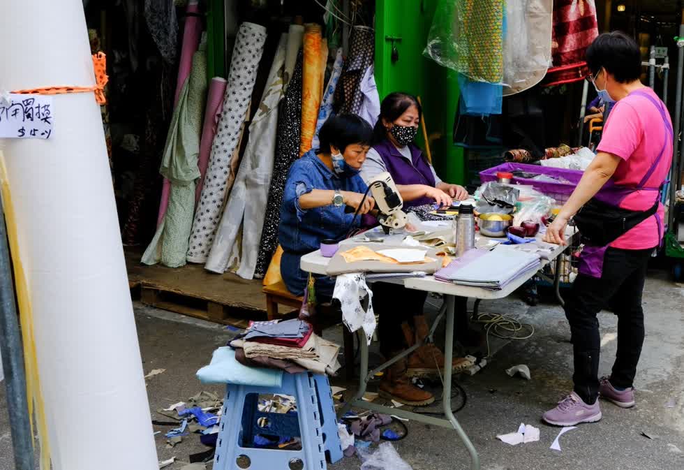 Thợ may khẩu trang may trực tiếp tại chỗ theo yêu cầu của khách hàng tại một cửa hàng ở Sham Shui Po. Ảnh: Martin Chan.