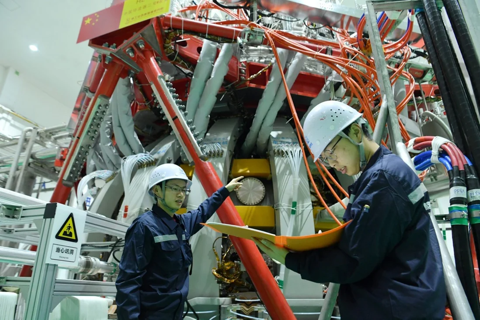 Nhân viên kỹ thuật kiểm tra thiết bị tổng hợp hạt nhân HL-2M của Trung Quốc tại một phòng thí nghiệm nghiên cứu ở Thành Đô, tỉnh Tứ Xuyên. Ảnh: AFP