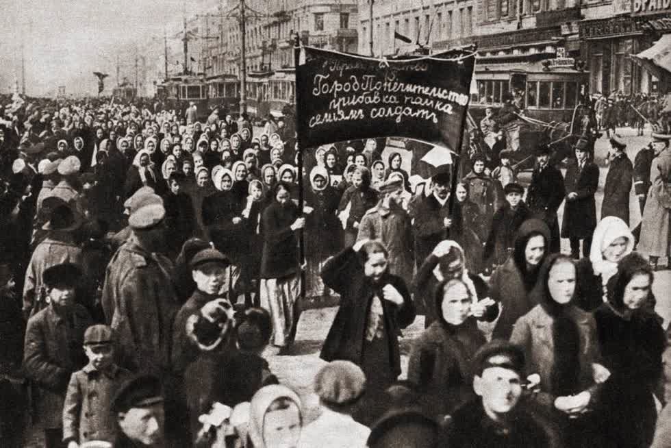 Phụ nữ Nga biểu tình đòi Bánh mì và Hòa bình  ngày 8/3 /1917, Petrograd, Nga.