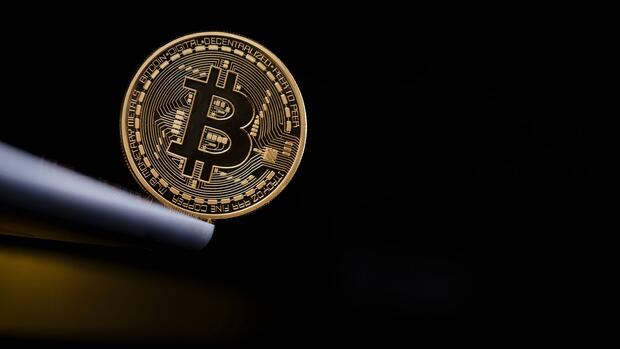 Bitcoin giảm giá mạnh, rớt khỏi mức 9.000 USD.
