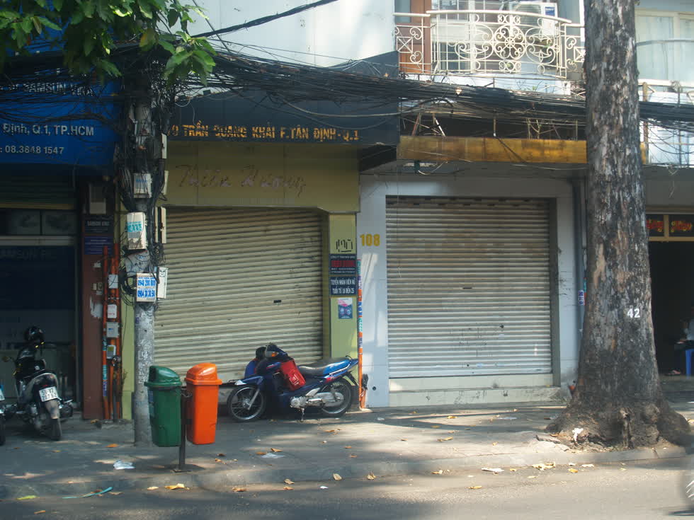 Nhà hàng trên đường Trần Quang Khải, quận 1, TP.HCM cũng đóng cửa im lìm. Thời điểm này, càng kinh doanh càng lỗ, không ít cửa hàng đã tạm đóng cửa chờ qua dịch cúm corona sẽ mở cửa trở lại. (Ảnh: Tri Thức)