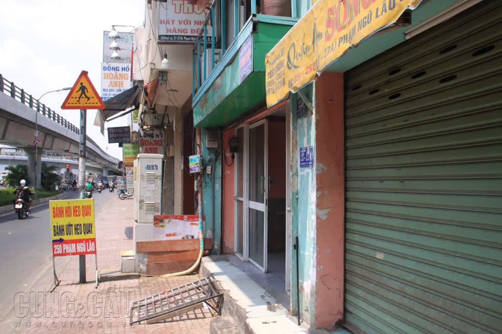 Các cửa hàng nằm trên mặt đường Phạm Ngũ Lão (đoạn gần Ngã 5 Gò Vấp) hôm nay hầu hết đã đóng cửa, ngừng kinh doanh.