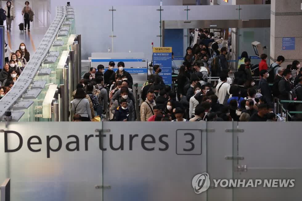 Hành khách đang xếp hàng làm thủ tục lên máy bay ở sân bay quốc tế Incheon.