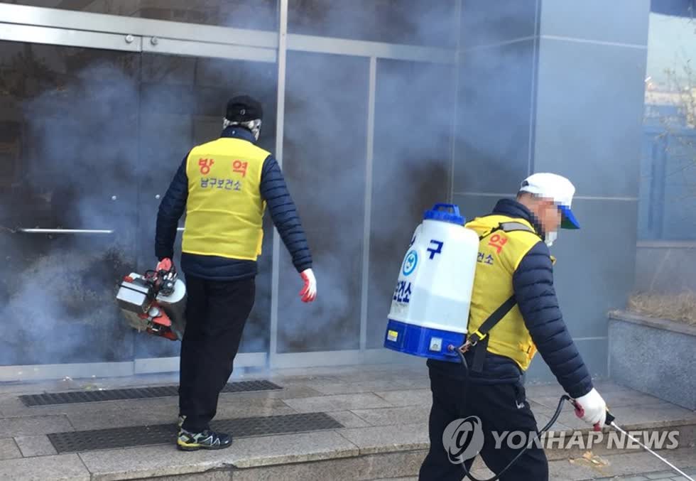 Các nhân viên y tế Hàn Quốc khử trùng nhà thờ của giáo phái Shincheonji.