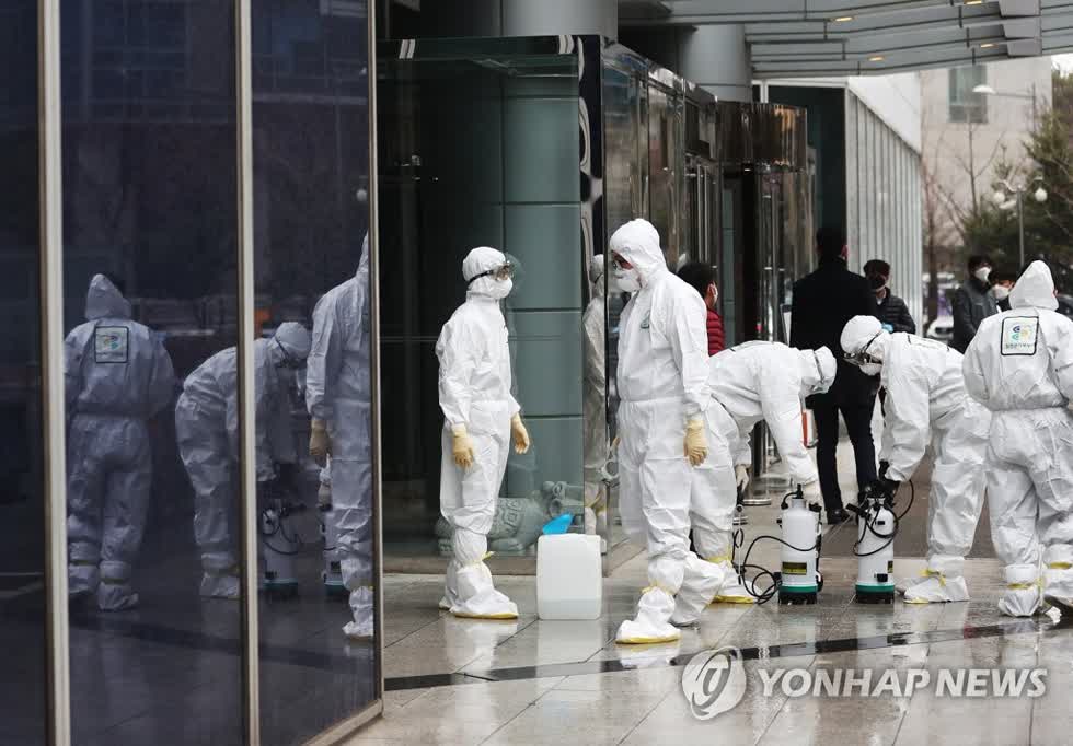 Các nhân viên y tế đang vệ sinh tòa nhà Yongsan ở Seoul vào hôm nay (25/2).