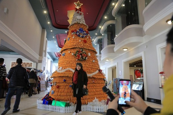   Cây thông Noel cao 9m, làm từ hơn 8.000 bắp ngô. Ảnh: Báo Nghệ An.  