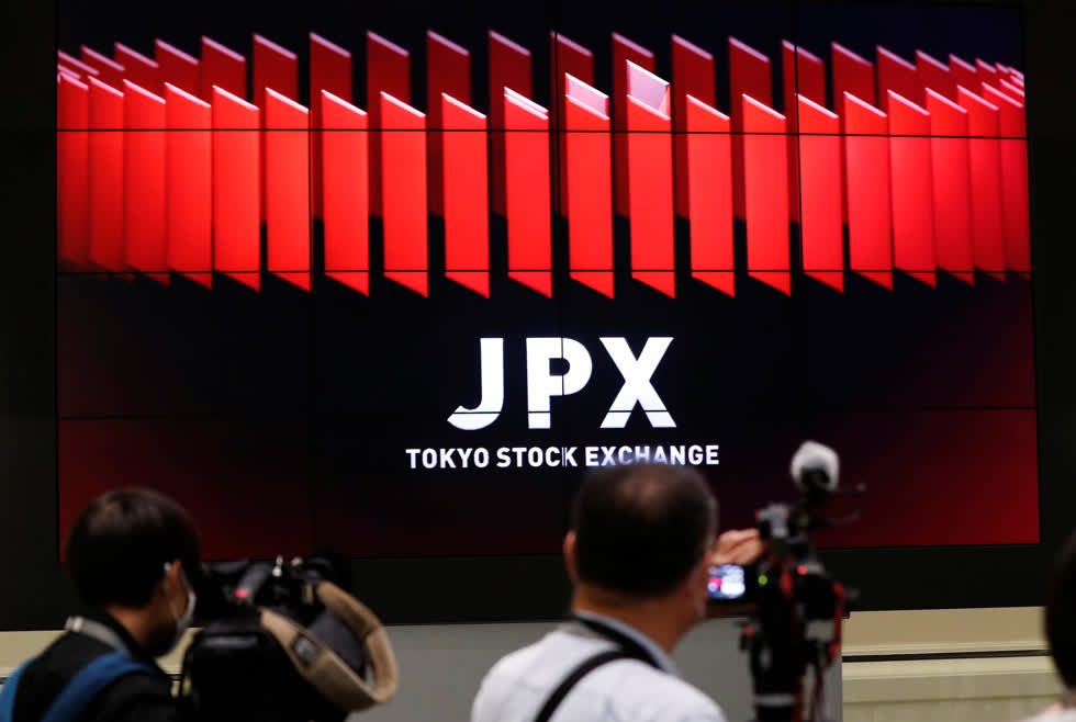 Các hãng truyền thông đang ráo riết cập nhật tình hình cổ phiếu tại Sở giao dịch chứng khoán Tokyo ở Tokyo, Nhật Bản ngày 2/10. Ảnh: Reuters.