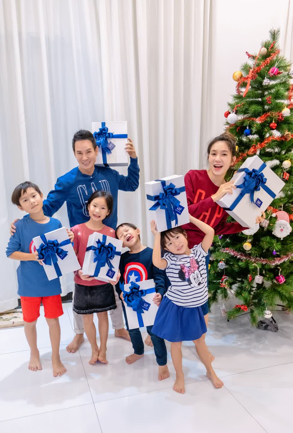 Vợ chồng Lý Hải, Minh Hà đón lễ Giáng sinh ấm áp bên các con. Ảnh: FBNV