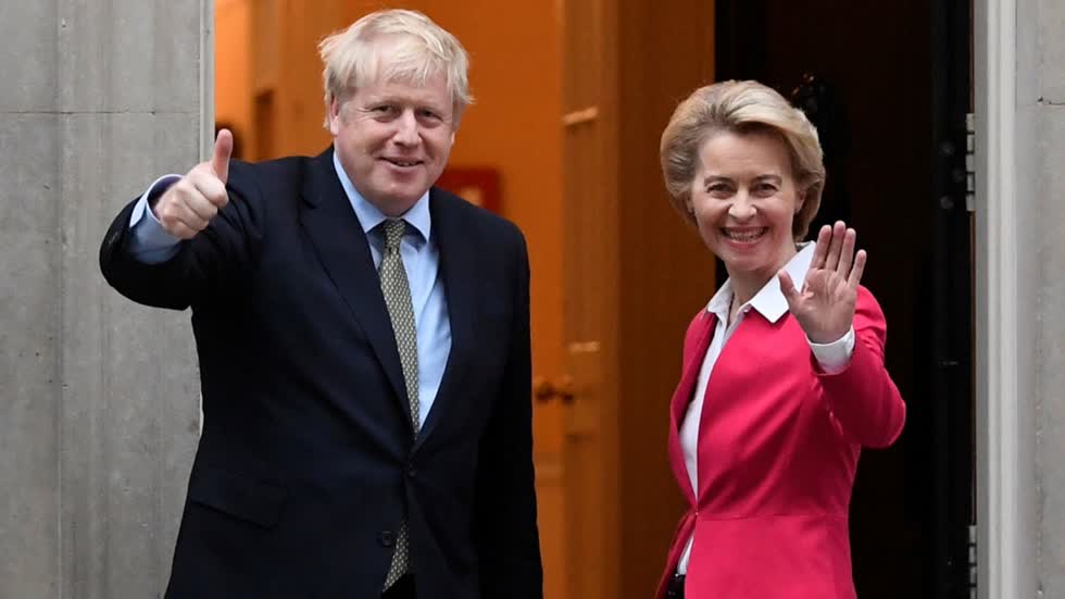 Thủ tướng Anh Boris Johnson (trái) và Chủ tịch Ủy ban châu Âu Ursula von der Leyen (phải) tiếp tục đàm phán để gỡ rối cho Brexit. Ảnh: Sky News.