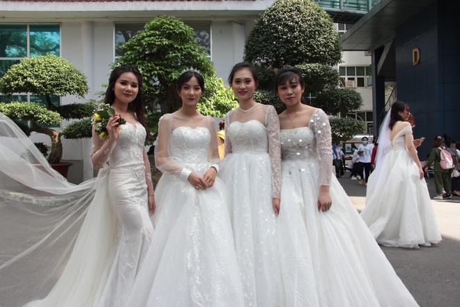 Vân Anh cùng các bạn cùng lớp xinh đẹp trong những bộ váy cưới tự thiết kế, hoàn thiện. Ảnh: Mạng xã hội