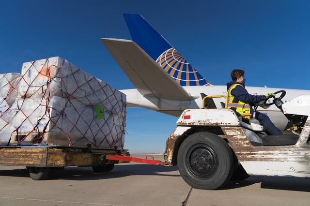 Một lô vaccine ngừa COVID-19 của Pfizer đang được dỡ xuống từ máy bay chở hàng của United Airlines. Ảnh: Reuters
