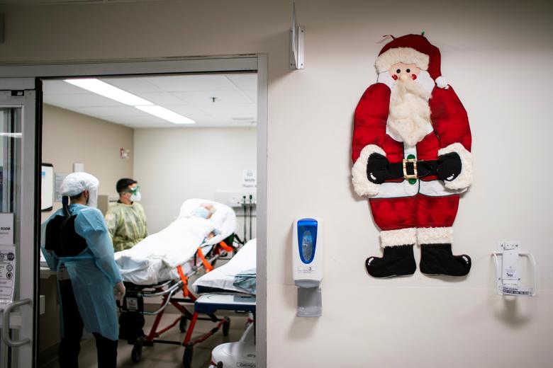 Hình ông già Noel được dán bên ngoài phòng cấp cứu tại trung tâm y tế Trinitas Regional ở Elizabeth, New Jersey (Mỹ) ngày 16/12. Nguồn: Reuters