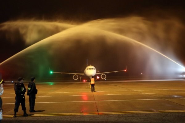   Sau nghi thức phun vòi rồng chào đón máy bay, lãnh đạo tỉnh Thừa Thiên – Huế và đại diện Vietravel Airlines đã tặng hoa phi hành đoàn và thăm quan nội thất phía trong của máy bay. Ảnh: TTXVN  