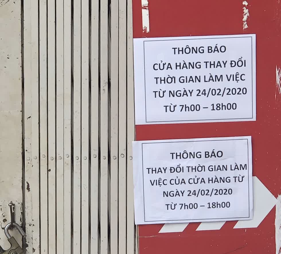 Cửa tiệm quần áo của anh Phúc ( trên đường Lê Quang Định) phải cắt giảm thời gian hoạt động để giảm bớt chi phí và tiền công nhân viên.