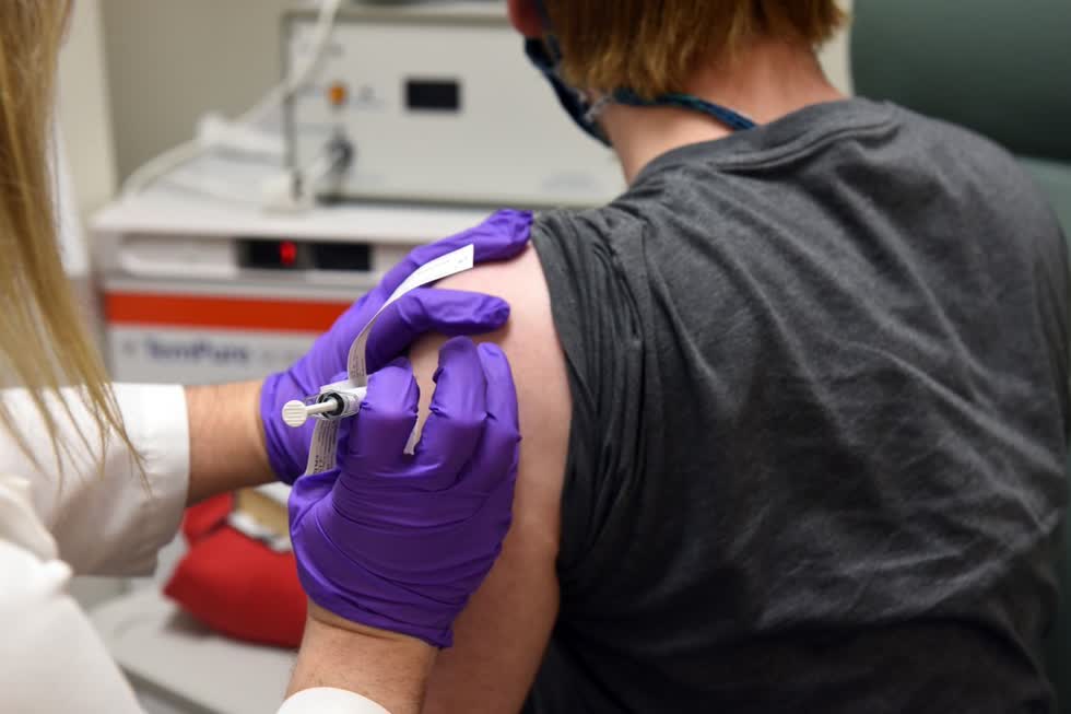 Một người tình nguyện đang được tiêm thử nghiệm vắc-xin do Pfizer phát triển. Ảnh: WSJ