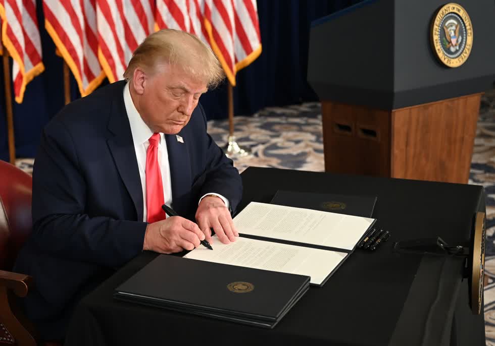 Tổng thống Mỹ Donald Trump ký sắc lệnh mở rộng gói hỗ trợ thất nghiệp cho người dân bị ảnh hưởng bởi đại dịch COVID-19. Ảnh tư liệu: AFP.