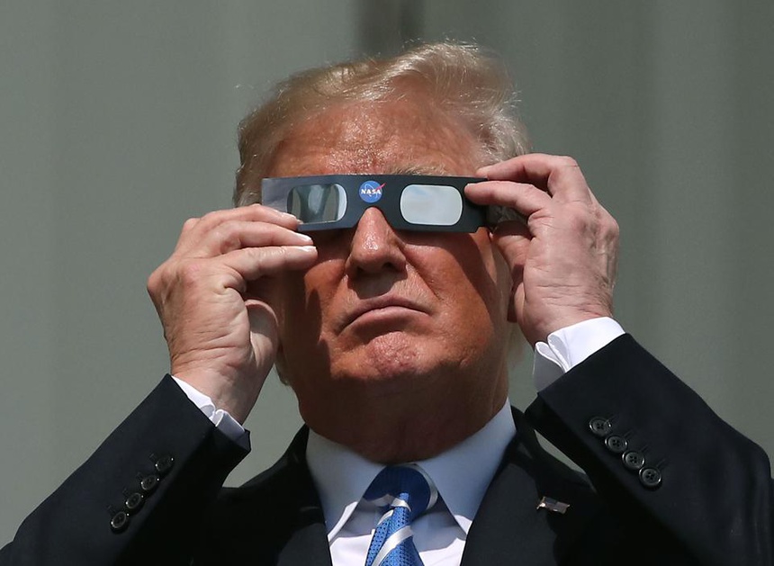 Tổng thống  Trump  xem nhật thực Bắc Mỹ vào ngày 21/8/2017 tại Nhà Trắng. Ảnh: Getty.