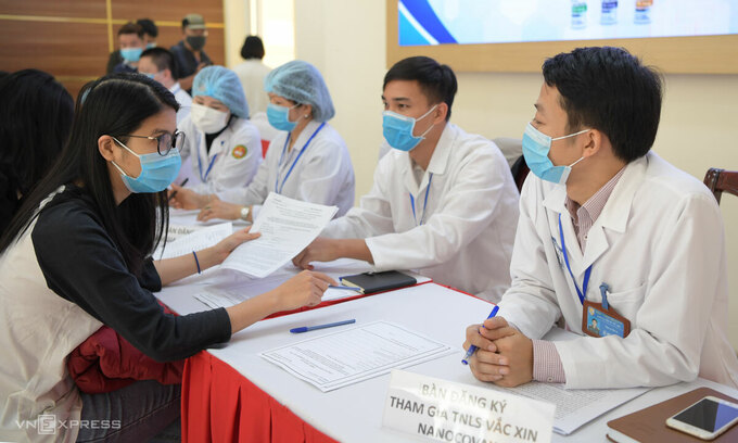 Tư vấn đăng ký thử nghiệm lâm sàng Nanocovax tại Học viện Quân y ngày 10/12. Ảnh: Văn Phong.