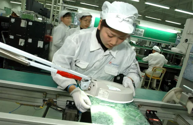 Một số dây chuyền lắp ráp Foxconn như dây chuyền này ở Thâm Quyến, miền Nam Trung Quốc, đang chuyển sang Việt Nam. Ảnh: AP
