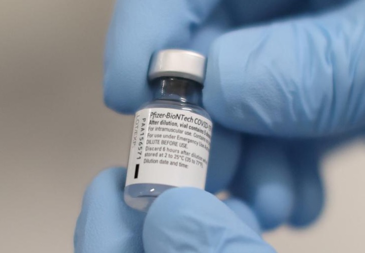 Anh cảnh báo người bị dị ứng không nên tiêm vaccine COVID-19 của Pfizer. Ảnh: Reuters.
