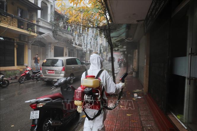 Quân đội phun thuốc tiêu độc, khử trùng phố Trúc Bạch, Hà Nội