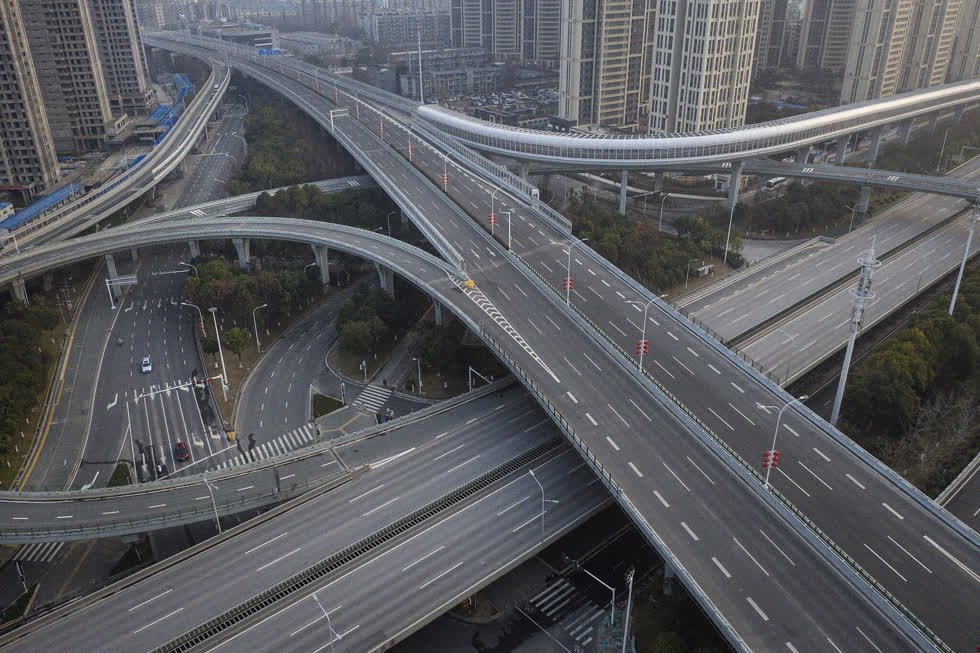 Vũ Hán, Trung Quốc, ngày 3/2/2020. Để ngăn chặn sự bùng phát của COVID-19, chính phủ Trung Quốc đã phong tỏa Vũ Hán và cấm hầu hết các phương tiện giao thông công cộng và ô tô cá nhân lưu thông trên đường phố. Ảnh: Getty Images