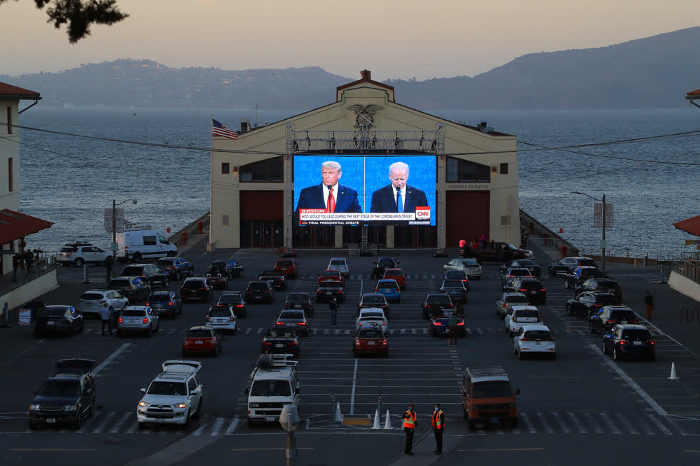 San Francisco, ngày 22/10/2020. Các tài xế theo dõi cuộc tranh luận tổng thống cuối cùng qua màn hình lớn. Micrô của các ứng cử viên đôi khi bị tắt tiếng để tránh gây hỗn loạn như cuộc tranh luận đầu tiên của họ. Ảnh: Jim Wilson/The New York Times