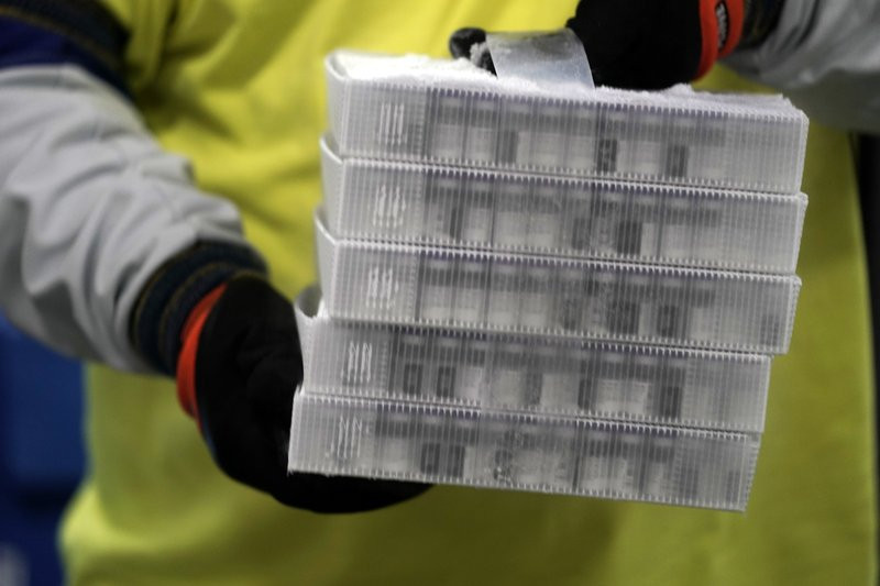 Các hộp chứa vaccine Pfizer-BioNTech COVID-19 chuẩn bị được vận chuyển tại nhà máy sản xuất Kalamazoo của Pfizer Global Supply ở Portage, Mich, hôm 13/12/2020. Ảnh: AP/Morrow Gash, Pool