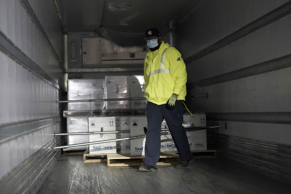 Công nhân đặt các hộp chứa vaccine Pfizer-BioNTech COVID-19 lên xe tải để vận chuyển. Ảnh: AP/Morrow Gash, Pool