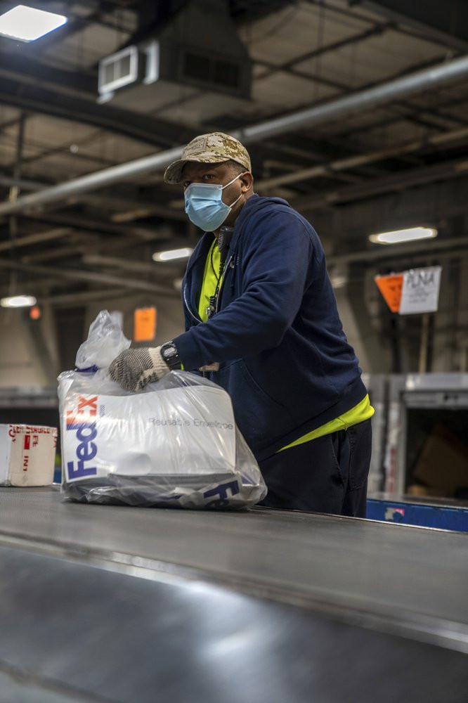 Bức ảnh do nhân vật cung cấp, Bruce Smith, 58 tuổi, một người xử lý gói hàng FedEx, làm việc trong một cơ sở tại Sân bay Quốc tế Gerald R. Ford ở Cascade Township, Michigan, hôm 12/12/2020. Ảnh: FedEx/AP