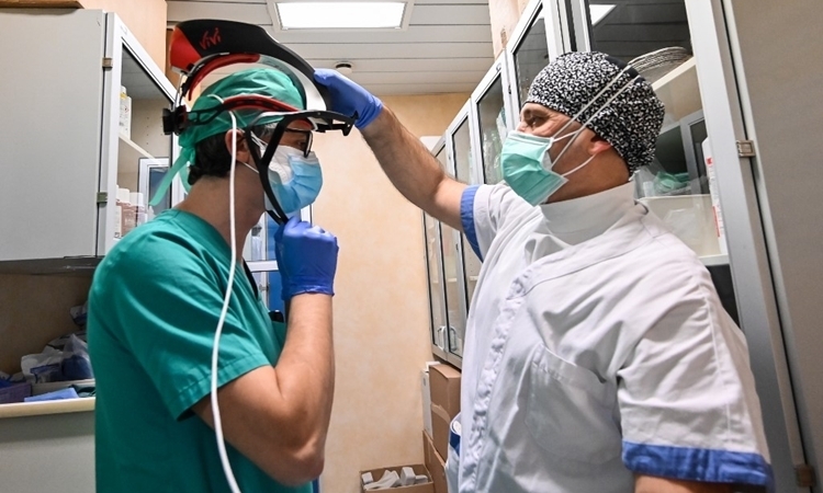   Y tá đeo đồ bảo hộ trước khi vào khu điều trị tích cực tại bệnh viện ở Italy ngày 8/4. Ảnh: AFP.  