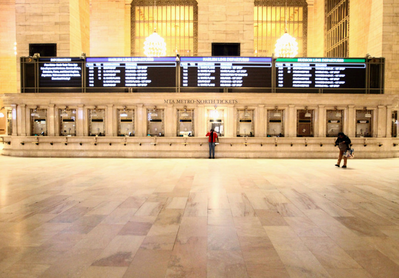   Grand Central Terminal trong giờ cao điểm nhưng chí có vài người qua lại.  