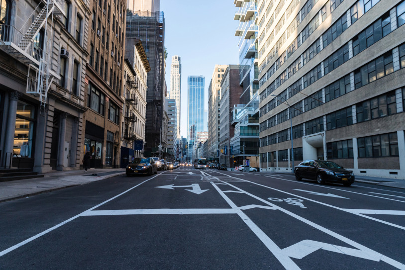   Những con đường vắng ở Church và Franklin trong giờ cao điểm buổi sáng ở trung tâm thành phố Manhattan hôm nay.  