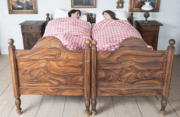 Hướng giường ngủ ảnh hưởng đến mối quan hệ vợ chồng. 