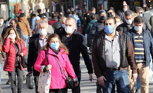 Người dân đeo khẩu trang phòng dịch COVID-19 tại Ankara, Thổ Nhĩ Kỳ. Ảnh: AFP