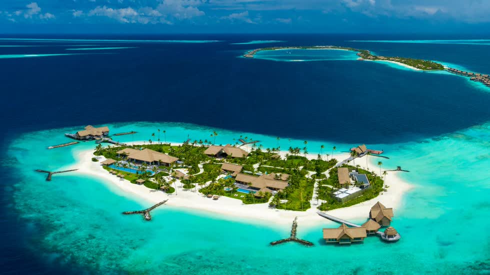 Để đặt trước toàn bộ khu nghỉ dưỡng trên hòn đảo, du khách cần liên hệ tại Waldorf Astoria Maldives Ithaafushi. 