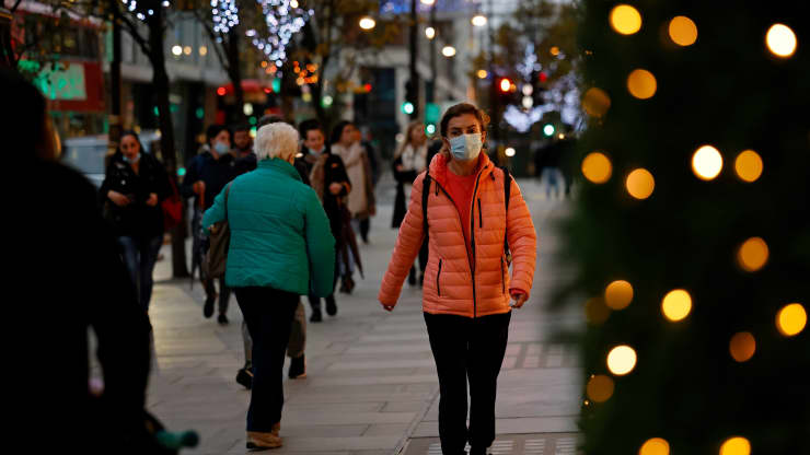 Người dân đi bộ đi qua ánh đèn Giáng sinh trên phố Oxford ở trung tâm London vào ngày 17/11. Ảnh: AFP