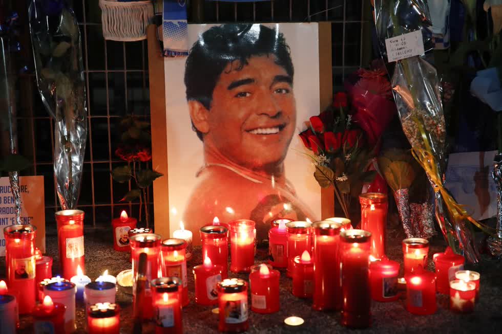 Nến và hoa được đặt bên ngoài sân vận động San Paolo tưởng nhớ huyền thoại bóng đá Diego Maradona. Ảnh: AP